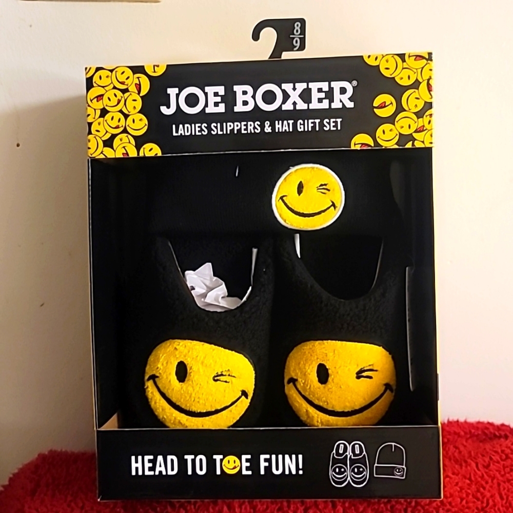 Joe Boxer ladies slippers & hat gift set. Size 8-9, black and yellow.